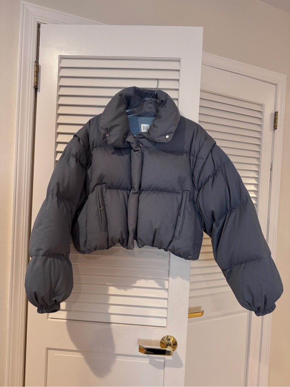 Helsa Chino Cropped Puffer in blue/grey detachable sleeves